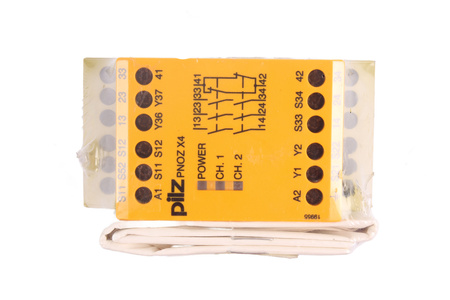 PNOZ X4 120VAC 3N/O 1N/C PILZ 774736 RELEVO DE SEGURIDAD