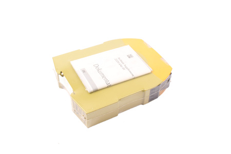 PNOZ S4 24VDC 3 N/O 1 N/C PILZ 750104 RELEVO DE SEGURIDAD